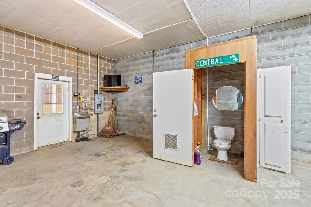 Kannapolis, North Carolina, 28081, United States, 6 Bedrooms Bedrooms, ,4 BathroomsBathrooms,Residential,Forsale,1985977