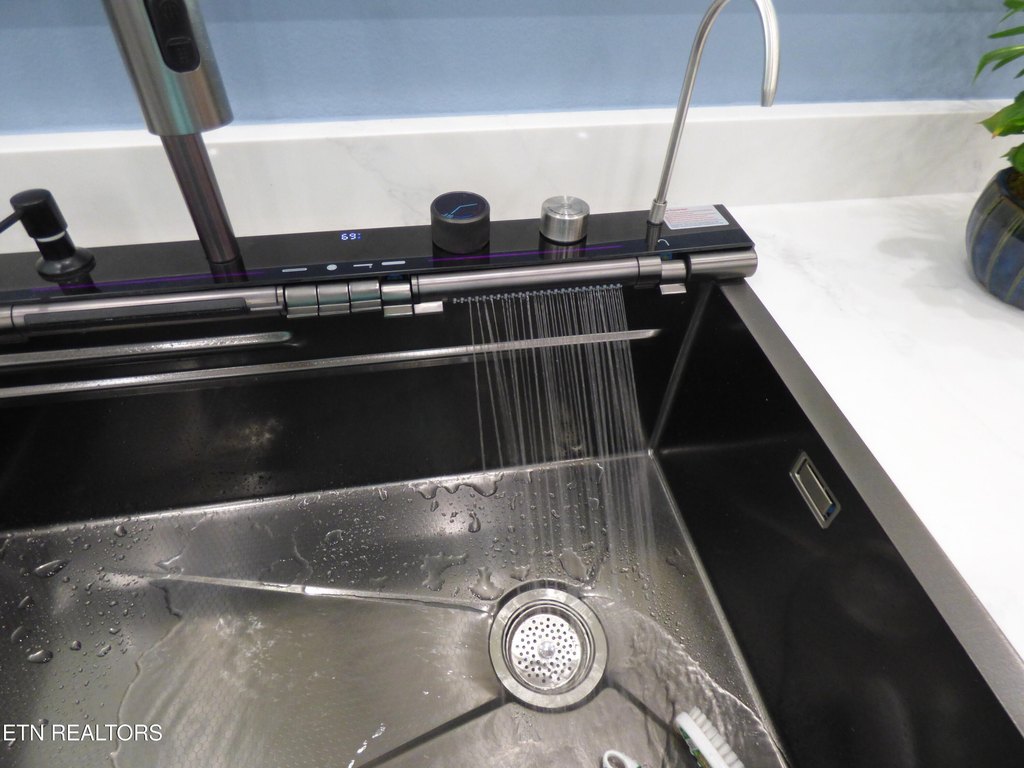 Crossville, Tennessee, 38572, United States, 2 Bedrooms Bedrooms, ,2.5 BathroomsBathrooms,Residential,Forsale,1996593