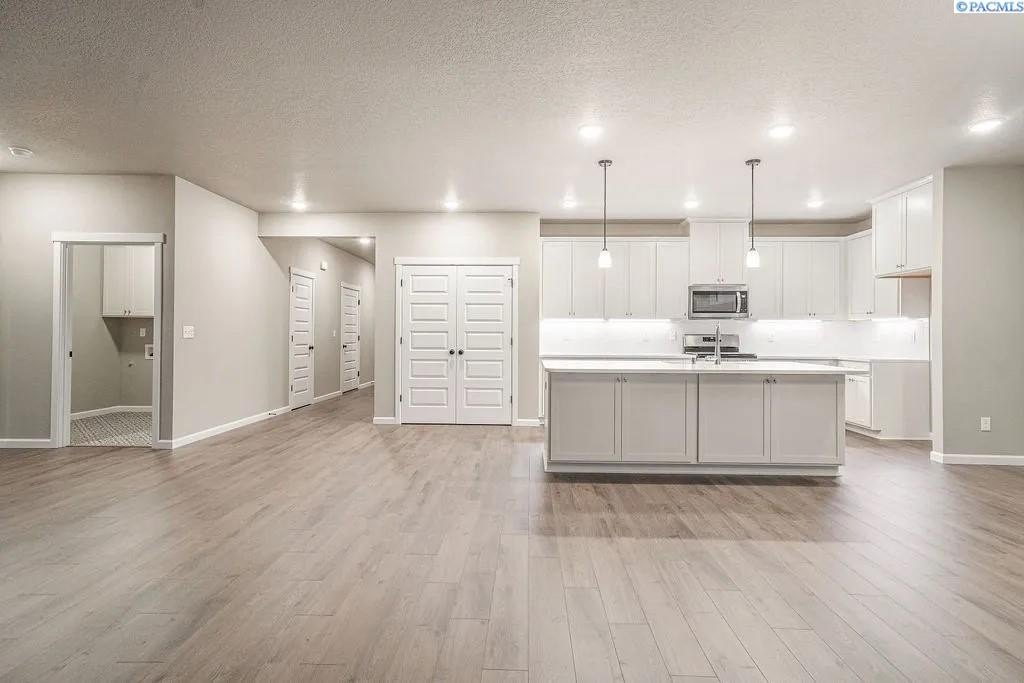 West Richland, Washington, 99353, United States, 4 Bedrooms Bedrooms, ,2 BathroomsBathrooms,Residential,Forsale,1990697