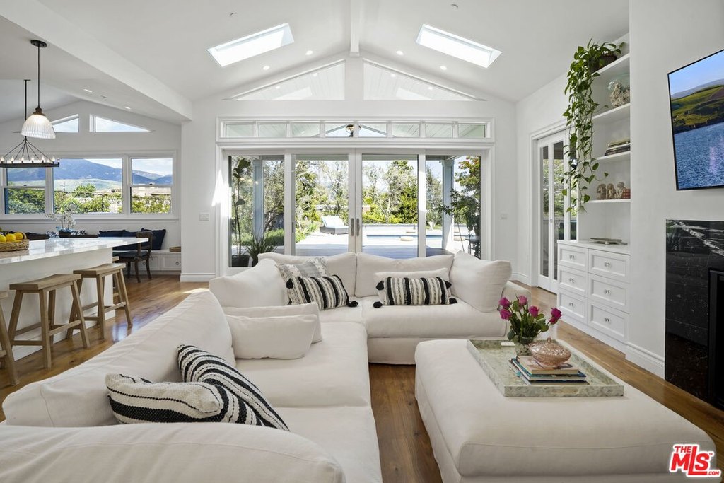 Malibu, California, 90265, United States, 5 Bedrooms Bedrooms, ,4.5 BathroomsBathrooms,Residential,Forsale,2001438