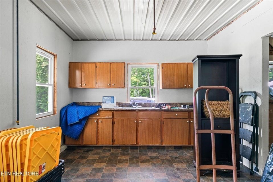 Deer Lodge, Tennessee, 37726, United States, 6 Bedrooms Bedrooms, ,2 BathroomsBathrooms,Residential,Forsale,1929820