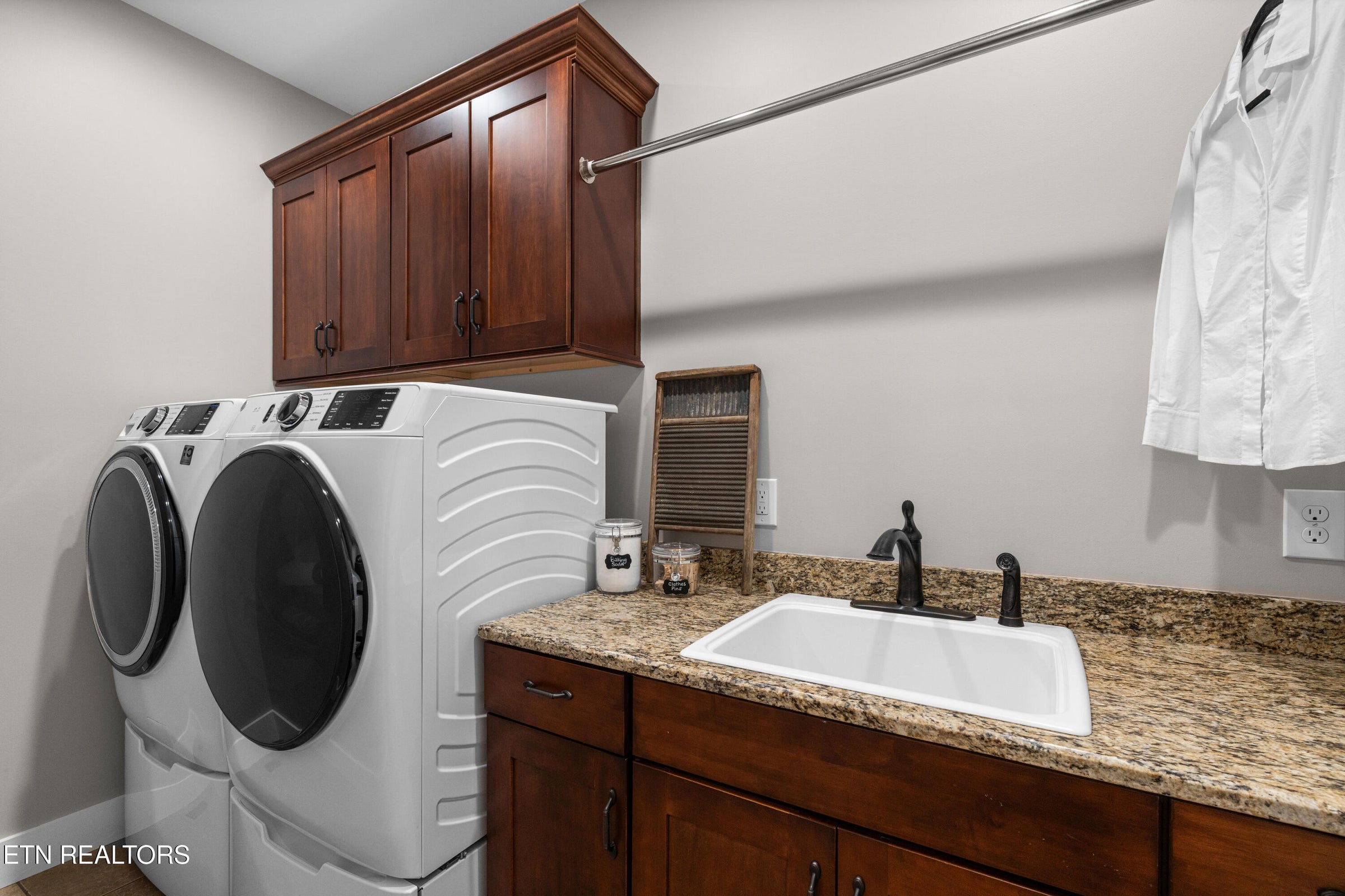 Maryville, Tennessee, 37804, United States, 4 Bedrooms Bedrooms, ,2 BathroomsBathrooms,Residential,Forsale,1973599