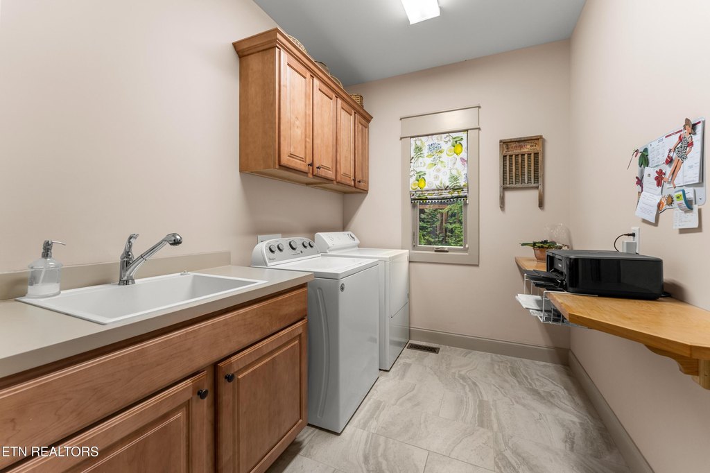 Crossville, Tennessee, 38558, United States, 4 Bedrooms Bedrooms, ,3 BathroomsBathrooms,Residential,Forsale,1952849