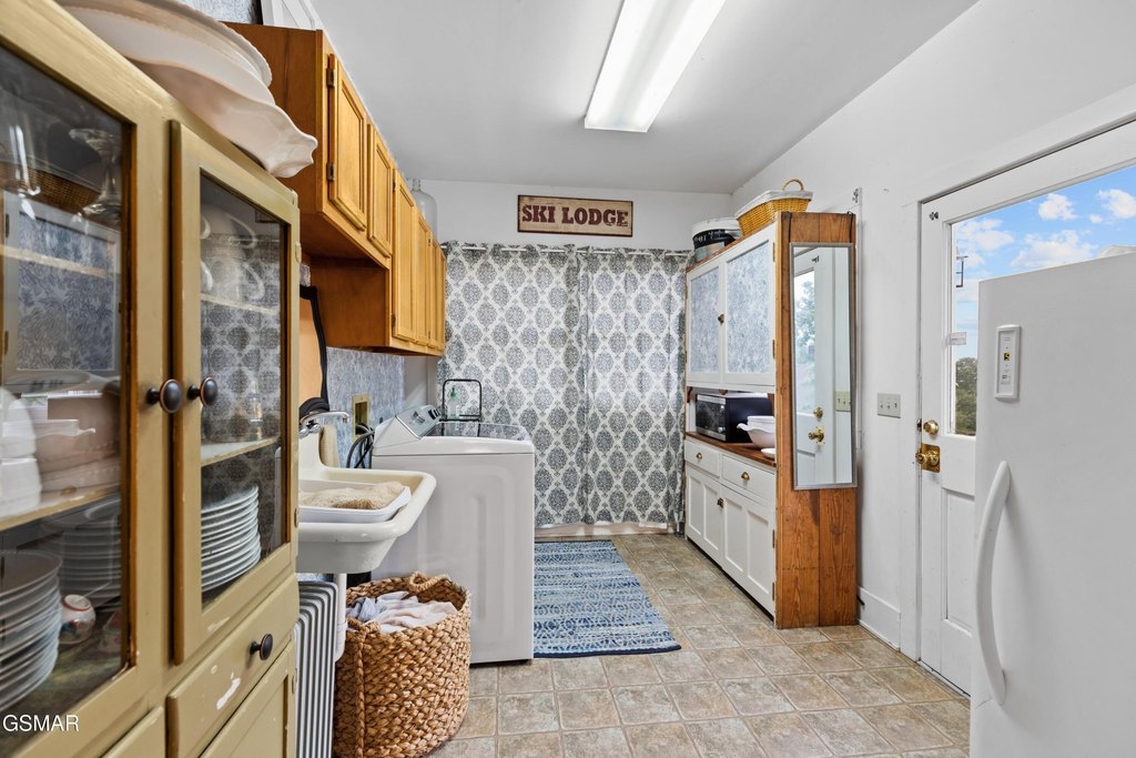 Dandridge, Tennessee, 37725, United States, 3 Bedrooms Bedrooms, ,2 BathroomsBathrooms,Residential,Forsale,1988735