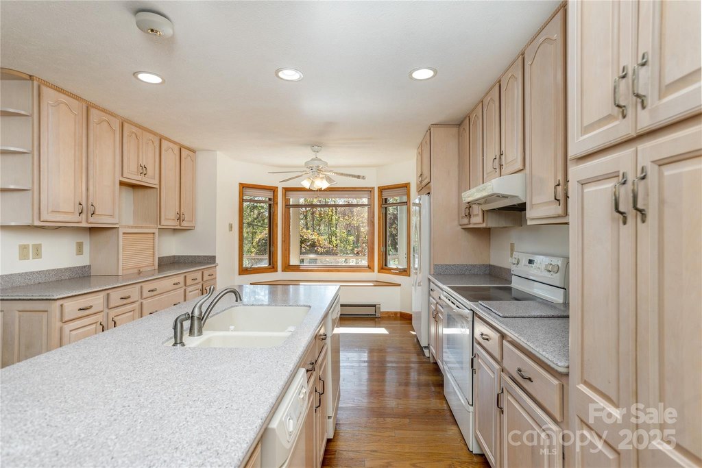 Hendersonville, North Carolina, 28792, United States, 3 Bedrooms Bedrooms, ,3 BathroomsBathrooms,Residential,Forsale,2004301