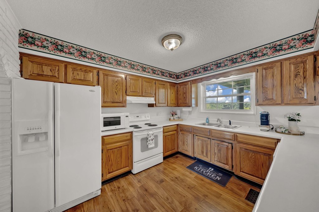 Sneedville, Tennessee, 37869, United States, 4 Bedrooms Bedrooms, ,3 BathroomsBathrooms,Residential,Forsale,1988736