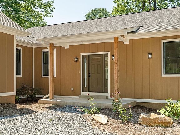 Flat Rock, North Carolina, 28731, United States, 3 Bedrooms Bedrooms, ,2 BathroomsBathrooms,Residential,Forsale,1985997