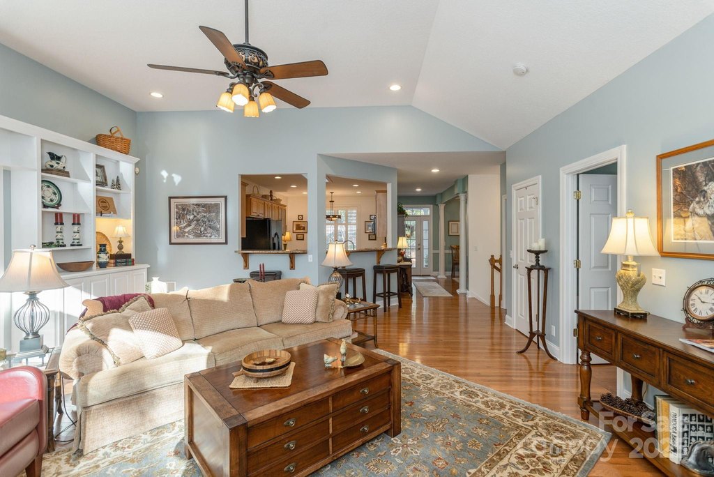 Flat Rock, North Carolina, 28731, United States, 3 Bedrooms Bedrooms, ,2.5 BathroomsBathrooms,Residential,Forsale,2004300