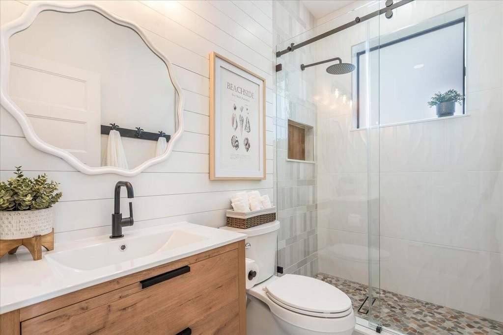 MARATHON, Florida, 33050, United States, 6 Bedrooms Bedrooms, ,6.5 BathroomsBathrooms,Residential,Forsale,2004345