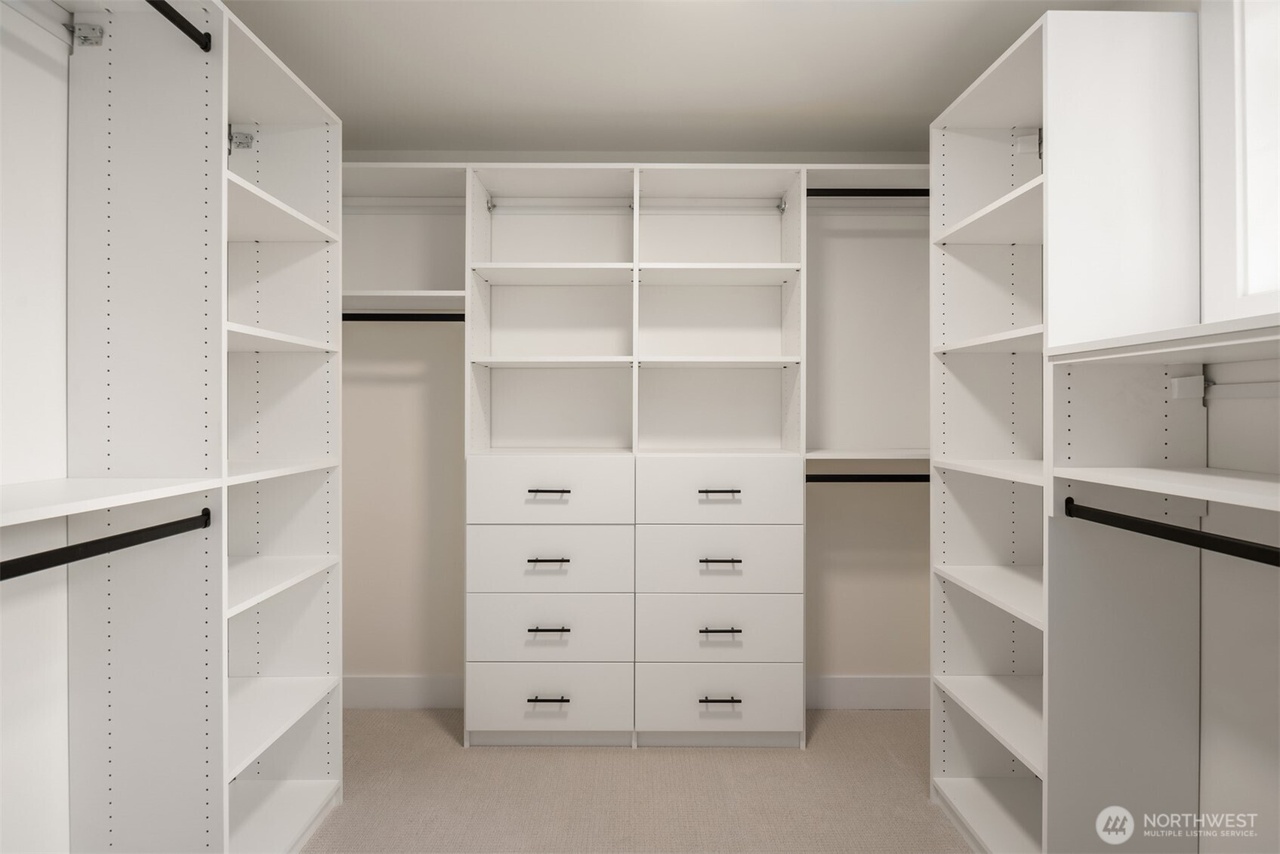 Kirkland, Washington, 98033, United States, 5 Bedrooms Bedrooms, ,4 BathroomsBathrooms,Residential,Forsale,1990717