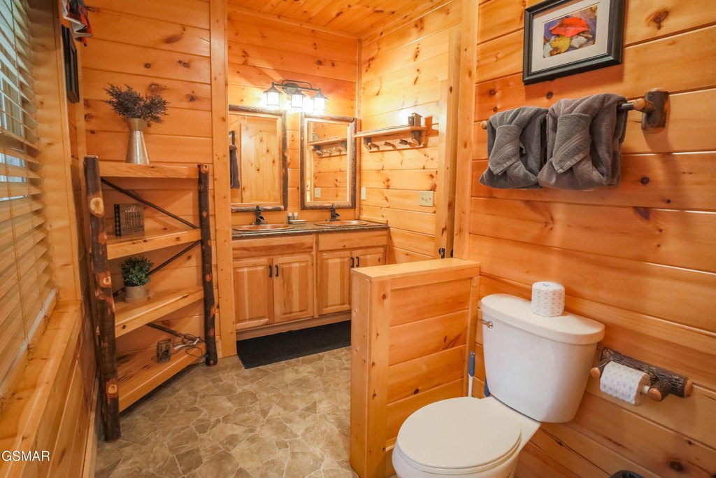 Sevierville, Tennessee, 37862, United States, 2 Bedrooms Bedrooms, ,2.5 BathroomsBathrooms,Residential,Forsale,1999461