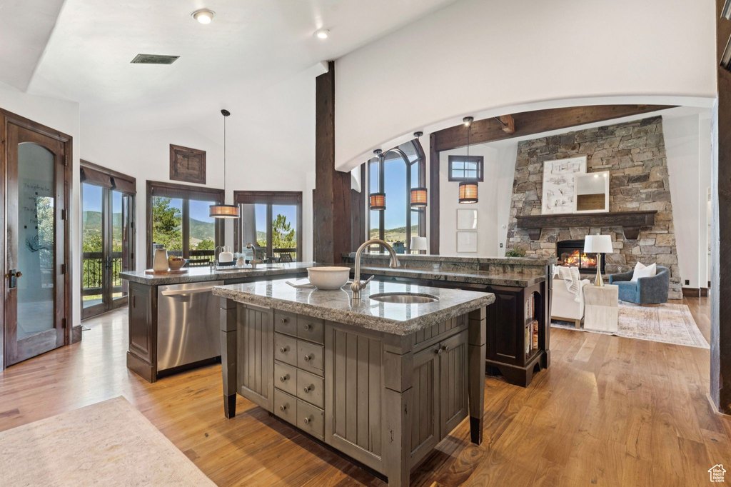 Park City, Utah, 84098, United States, 5 Bedrooms Bedrooms, ,4.5 BathroomsBathrooms,Residential,Forsale,2000236