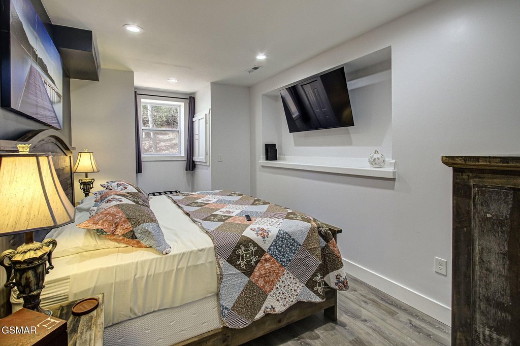 Gatlinburg, Tennessee, 37738, United States, 5 Bedrooms Bedrooms, ,2 BathroomsBathrooms,Residential,Forsale,1999457