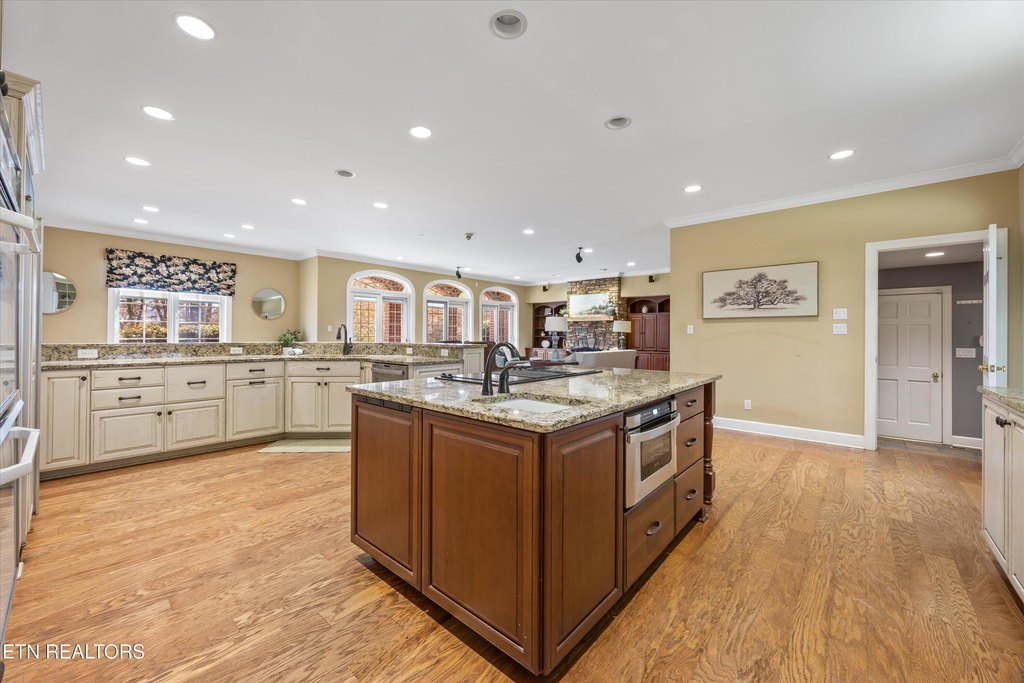 Maryville, Tennessee, 37803, United States, 5 Bedrooms Bedrooms, ,5.5 BathroomsBathrooms,Residential,Forsale,1999469