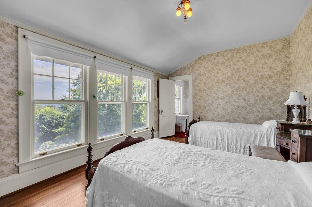 Chattanooga, Tennessee, 37404, United States, 5 Bedrooms Bedrooms, ,4 BathroomsBathrooms,Residential,Forsale,1963589