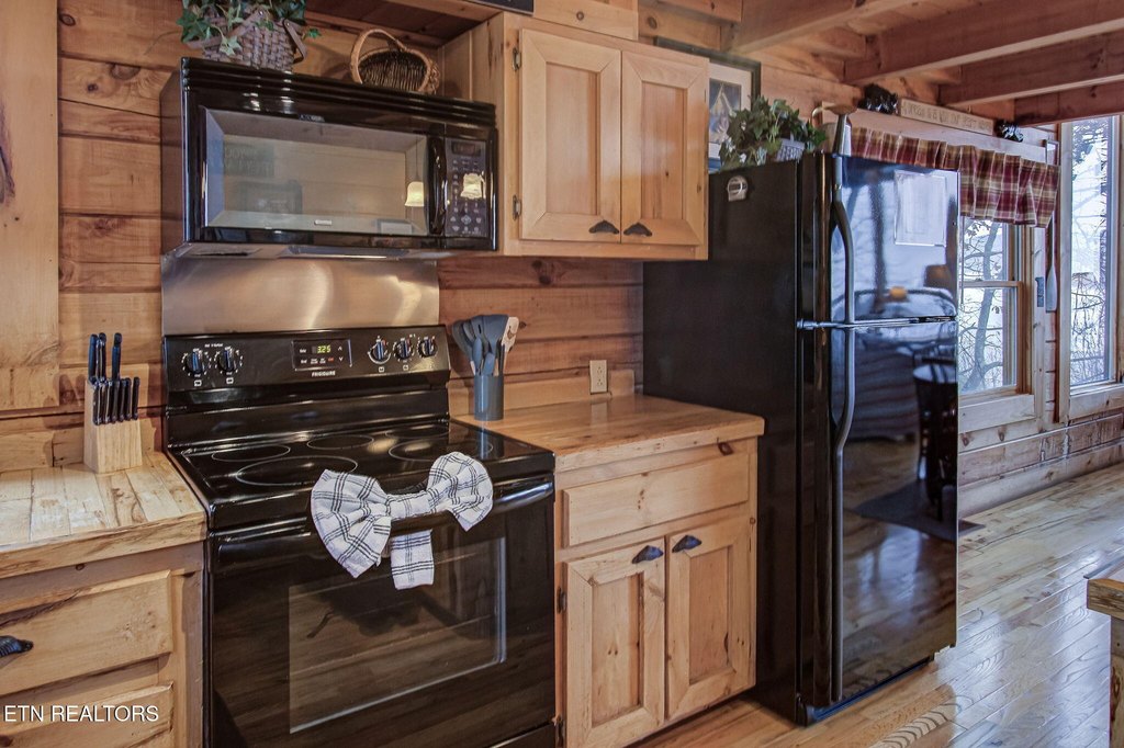 Sevierville, Tennessee, 37862, United States, 1 Bedroom Bedrooms, ,3 BathroomsBathrooms,Residential,Forsale,2012717