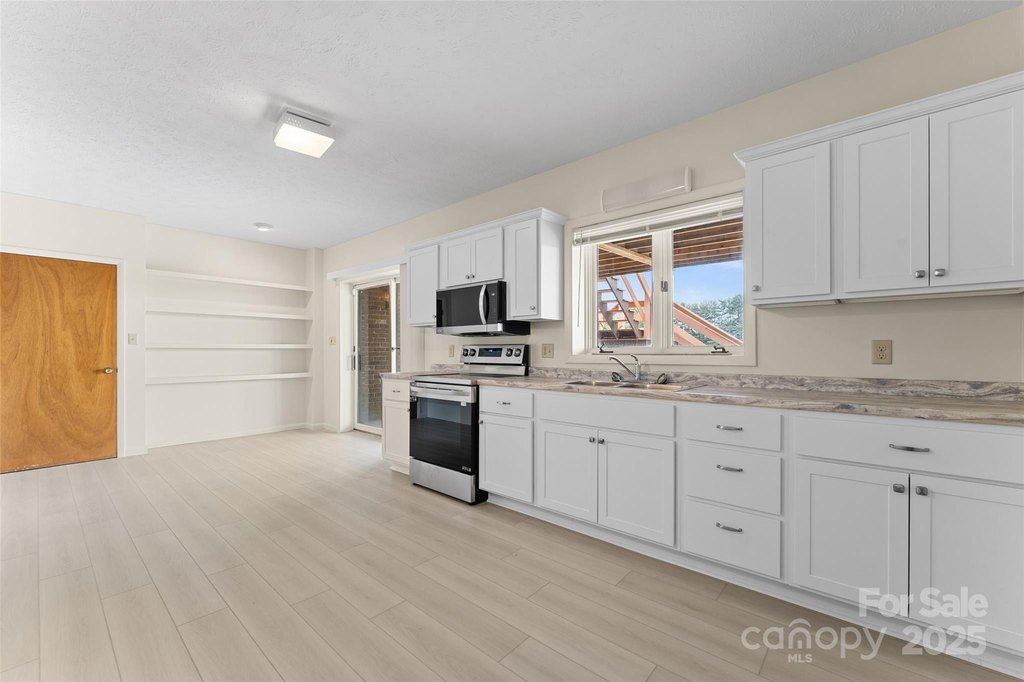 Asheville, North Carolina, 28806, United States, 4 Bedrooms Bedrooms, ,6.5 BathroomsBathrooms,Residential,Forsale,2011987