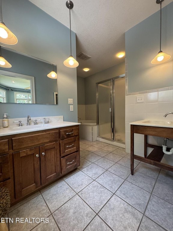 Kingston, Tennessee, 37763, United States, 4 Bedrooms Bedrooms, ,3.5 BathroomsBathrooms,Residential,Forsale,1893802