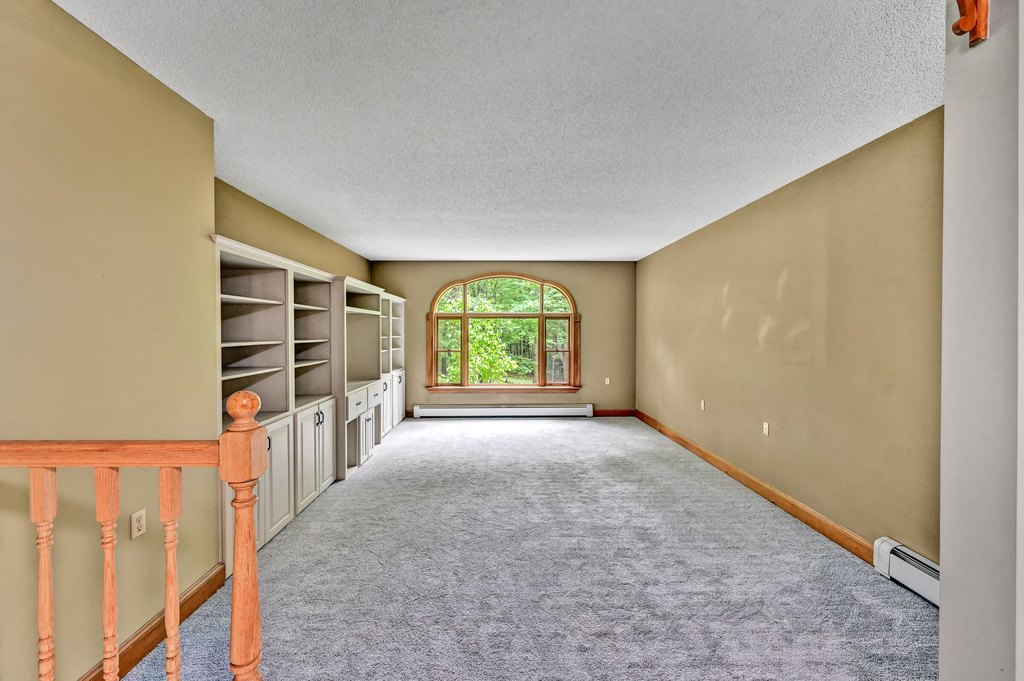 Wayne, Maine, 04284, United States, 4 Bedrooms Bedrooms, ,3 BathroomsBathrooms,Residential,Forsale,2004722