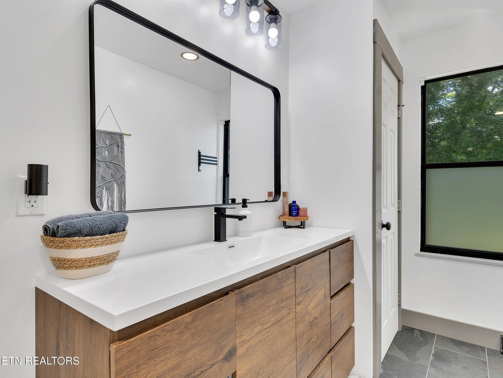 Knoxville, Tennessee, 37920, United States, 3 Bedrooms Bedrooms, ,5.5 BathroomsBathrooms,Residential,Forsale,1959681