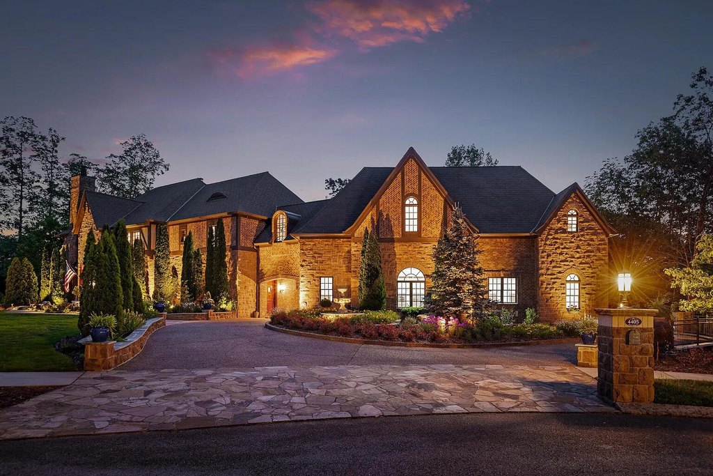 Signal Mountain, Tennessee, 37377, United States, 6 Bedrooms Bedrooms, ,6.5 BathroomsBathrooms,Residential,Forsale,1922158