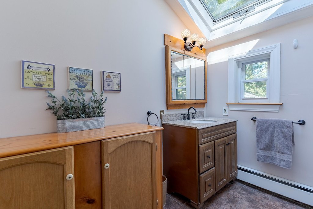 Kingston, New Hampshire, 03848, United States, 3 Bedrooms Bedrooms, ,2.5 BathroomsBathrooms,Residential,Forsale,2002414