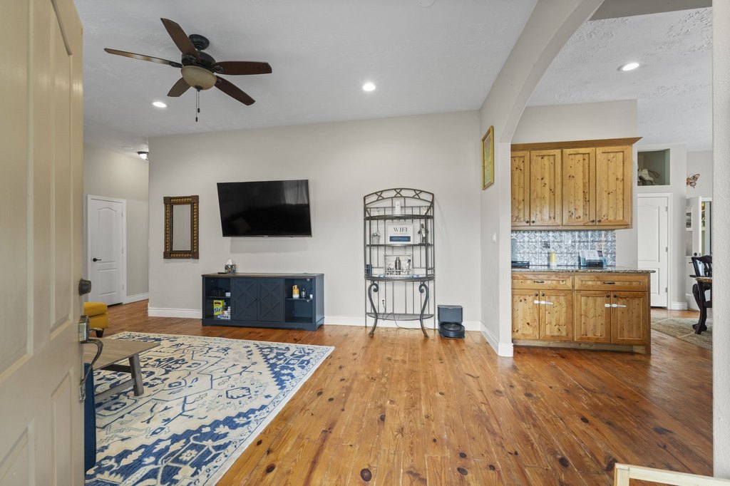 Montgomery, Texas, 77316, United States, 5 Bedrooms Bedrooms, ,3 BathroomsBathrooms,Residential,Forsale,1973417