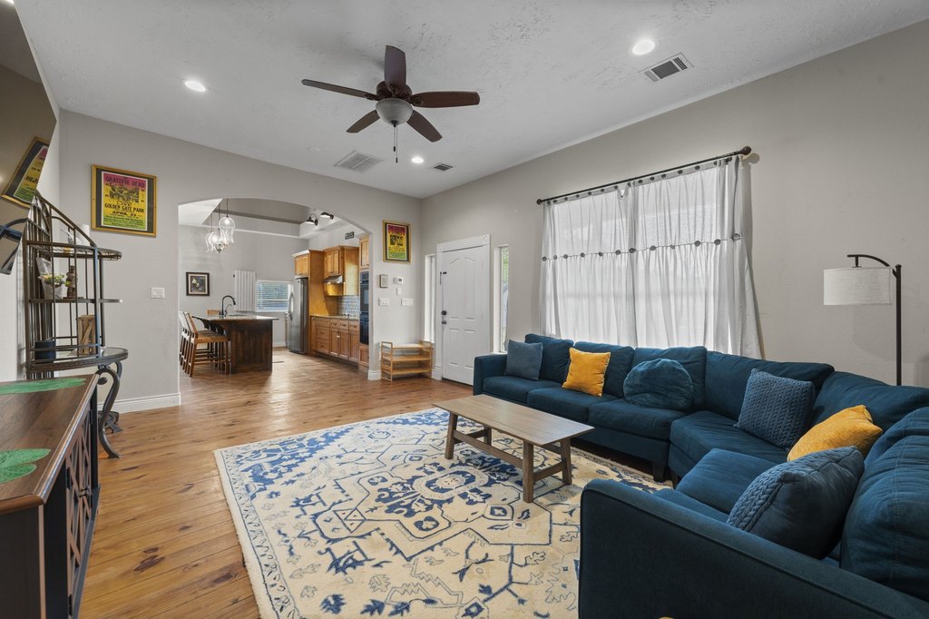 Montgomery, Texas, 77316, United States, 5 Bedrooms Bedrooms, ,3 BathroomsBathrooms,Residential,Forsale,1973417