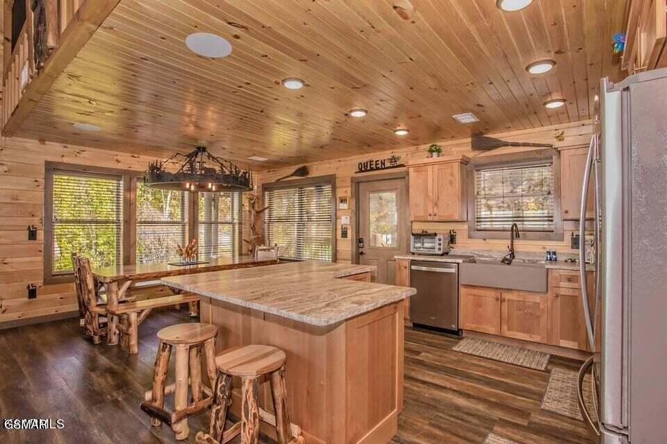 Sevierville, Tennessee, 37876, United States, 5 Bedrooms Bedrooms, ,3.5 BathroomsBathrooms,Residential,Forsale,1973601