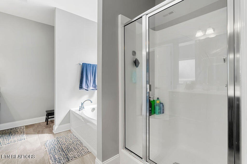 Lenoir City, Tennessee, 37771, United States, 4 Bedrooms Bedrooms, ,3.5 BathroomsBathrooms,Residential,Forsale,1973586