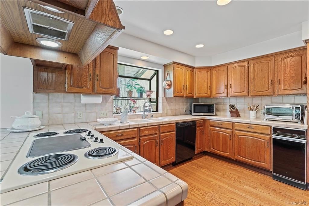 Lake Arrowhead, California, 92352, United States, 5 Bedrooms Bedrooms, ,5 BathroomsBathrooms,Residential,Forsale,1886287