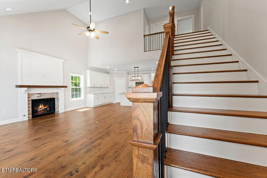 Lenoir City, Tennessee, 37771, United States, 5 Bedrooms Bedrooms, ,3.5 BathroomsBathrooms,Residential,Forsale,1999349