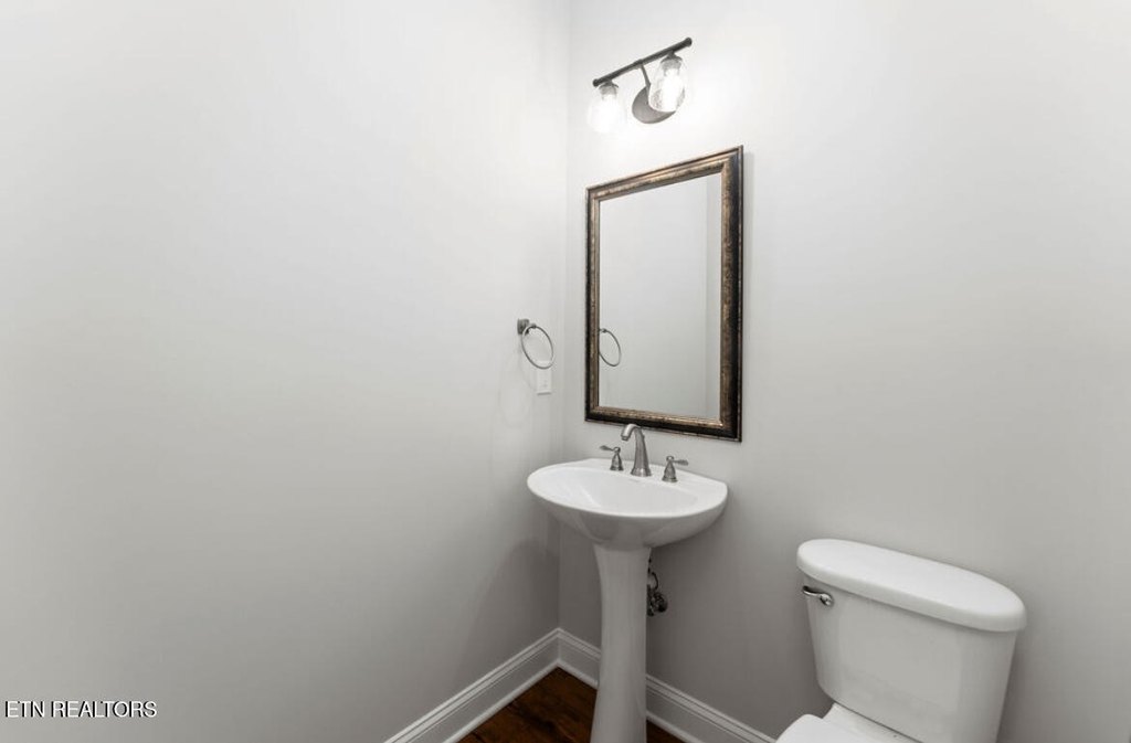 Lenoir City, Tennessee, 37771, United States, 5 Bedrooms Bedrooms, ,3.5 BathroomsBathrooms,Residential,Forsale,1999349