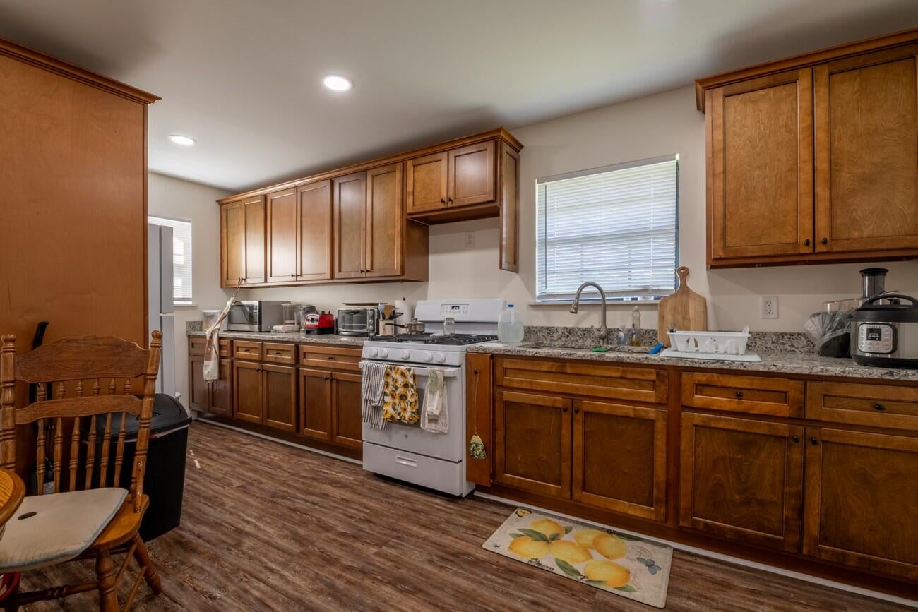 Calhoun, Georgia, 30701, United States, 5 Bedrooms Bedrooms, ,4 BathroomsBathrooms,Residential,Forsale,1963598