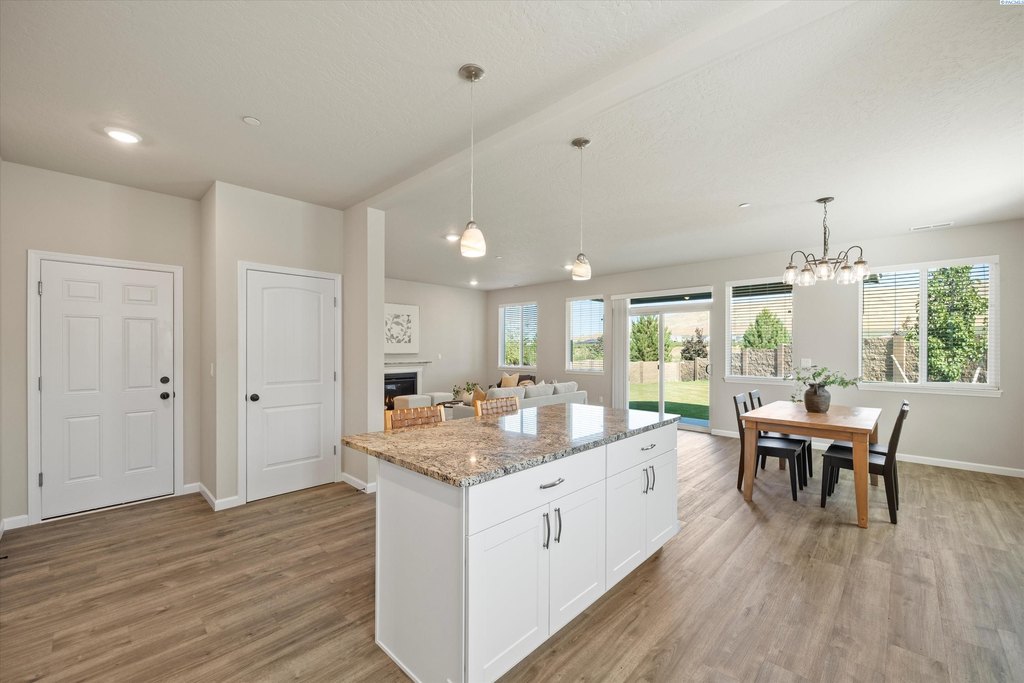 Richland, Washington, 99352, United States, 4 Bedrooms Bedrooms, ,2.5 BathroomsBathrooms,Residential,Forsale,1990696