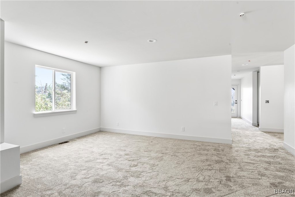 Lake Arrowhead, California, 92352, United States, 3 Bedrooms Bedrooms, ,4 BathroomsBathrooms,Residential,Forsale,1886286