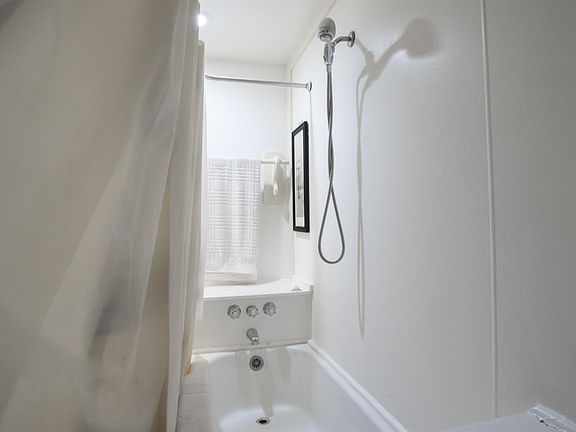 San Anselmo, California, 94960, United States, 2 Bedrooms Bedrooms, ,2 BathroomsBathrooms,Residential,Forsale,1985926