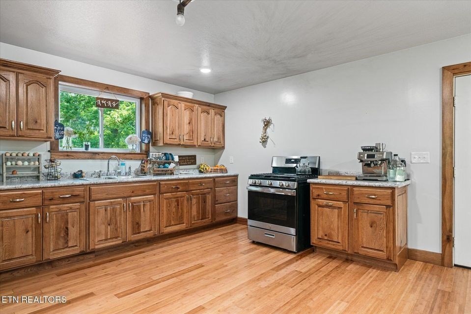 Deer Lodge, Tennessee, 37726, United States, 6 Bedrooms Bedrooms, ,2 BathroomsBathrooms,Residential,Forsale,1929820