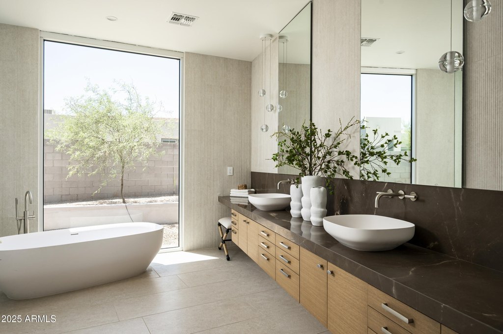 Paradise Valley, Arizona, 85253, United States, 5 Bedrooms Bedrooms, ,6 BathroomsBathrooms,Residential,Forsale,2000265