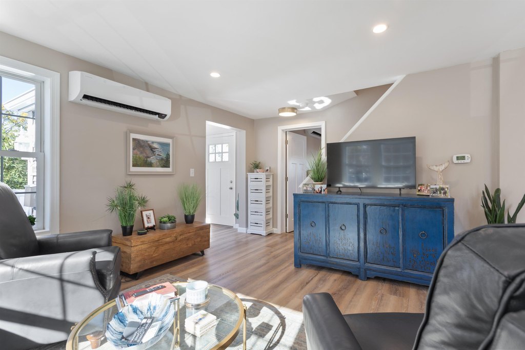 Portsmouth, New Hampshire, 03801, United States, 3 Bedrooms Bedrooms, ,2 BathroomsBathrooms,Residential,Forsale,2002416