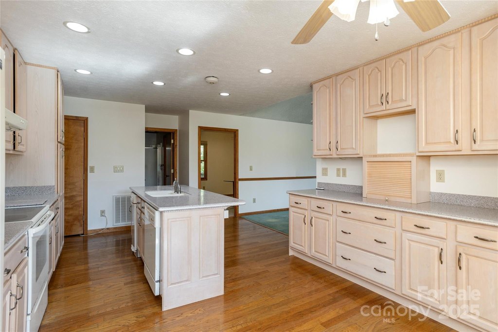 Hendersonville, North Carolina, 28792, United States, 3 Bedrooms Bedrooms, ,3 BathroomsBathrooms,Residential,Forsale,2004301