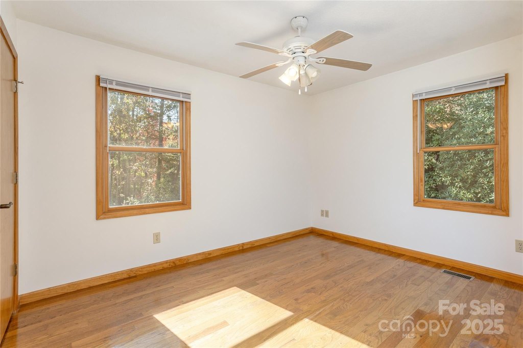 Hendersonville, North Carolina, 28792, United States, 3 Bedrooms Bedrooms, ,3 BathroomsBathrooms,Residential,Forsale,2004301