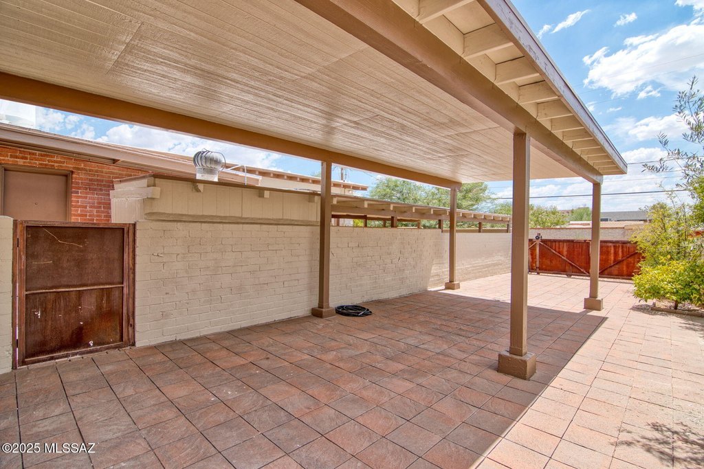 Tucson, Arizona, 85711, United States, 4 Bedrooms Bedrooms, ,2 BathroomsBathrooms,Residential,Forsale,1990103