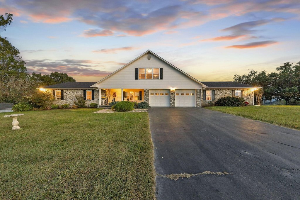 Sneedville, Tennessee, 37869, United States, 4 Bedrooms Bedrooms, ,3 BathroomsBathrooms,Residential,Forsale,1988736