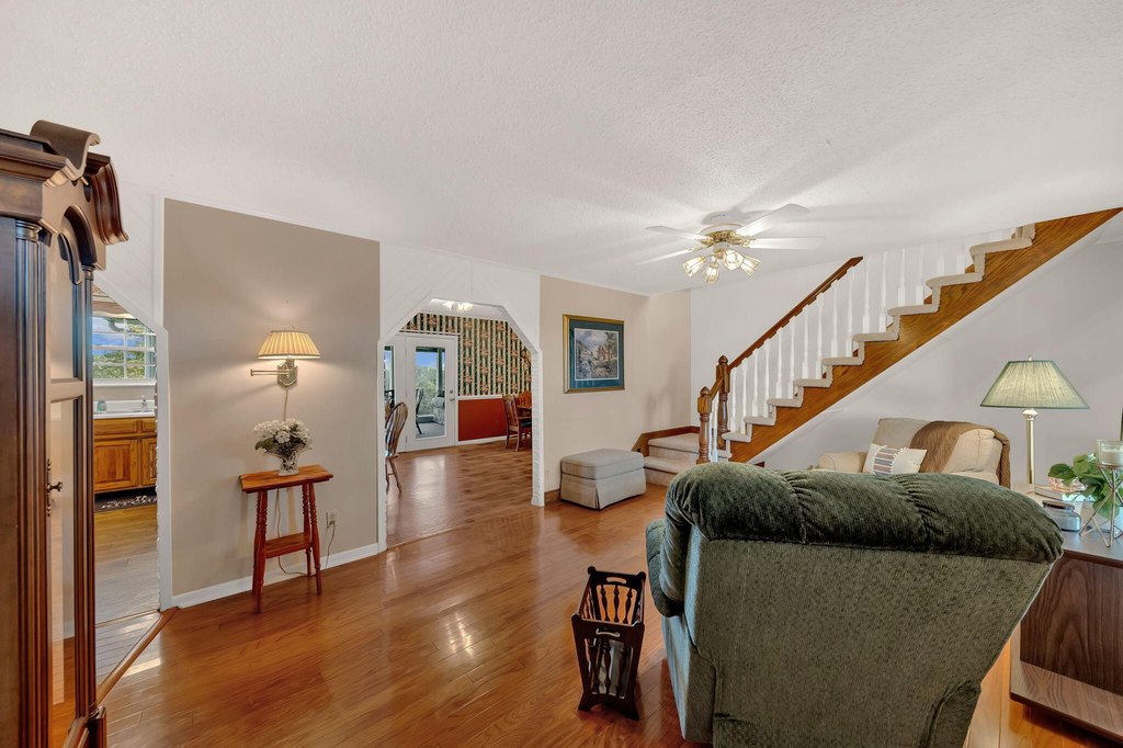 Sneedville, Tennessee, 37869, United States, 4 Bedrooms Bedrooms, ,3 BathroomsBathrooms,Residential,Forsale,1988736