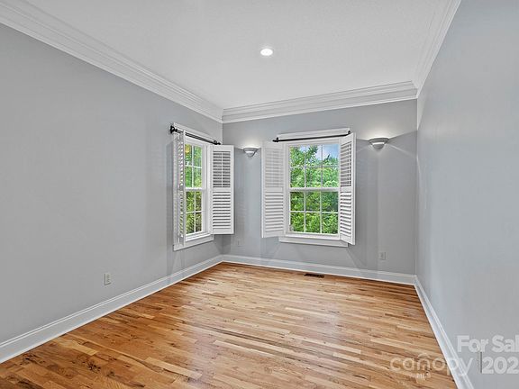 Hendersonville, North Carolina, 28739, United States, 3 Bedrooms Bedrooms, ,3 BathroomsBathrooms,Residential,Forsale,1986001