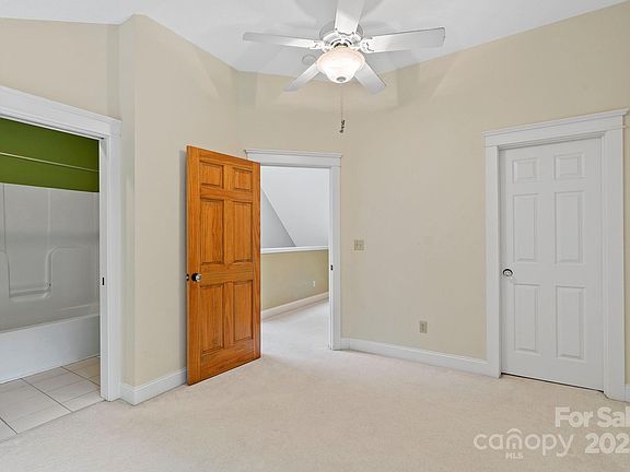 Hendersonville, North Carolina, 28739, United States, 3 Bedrooms Bedrooms, ,3 BathroomsBathrooms,Residential,Forsale,1986001