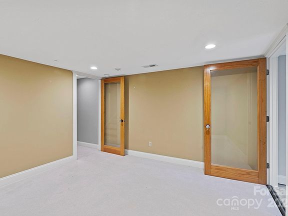 Hendersonville, North Carolina, 28739, United States, 3 Bedrooms Bedrooms, ,3 BathroomsBathrooms,Residential,Forsale,1986001