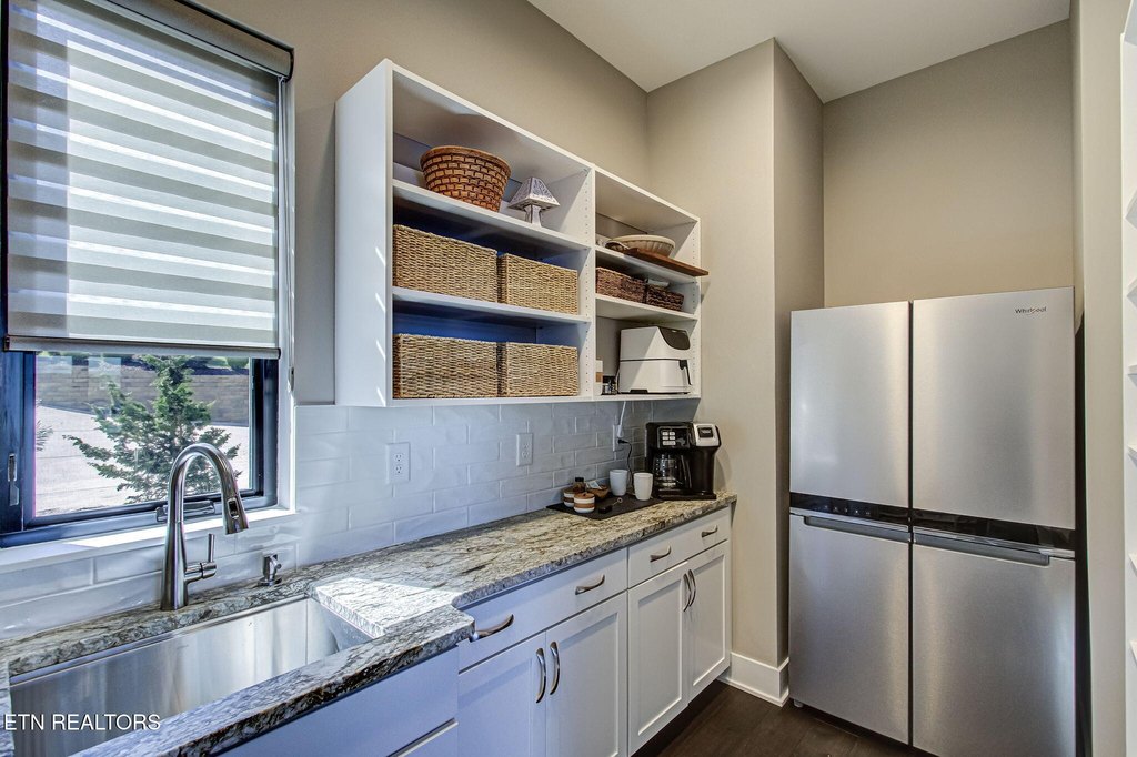 Loudon, Tennessee, 37774, United States, 5 Bedrooms Bedrooms, ,4.5 BathroomsBathrooms,Residential,Forsale,1999436