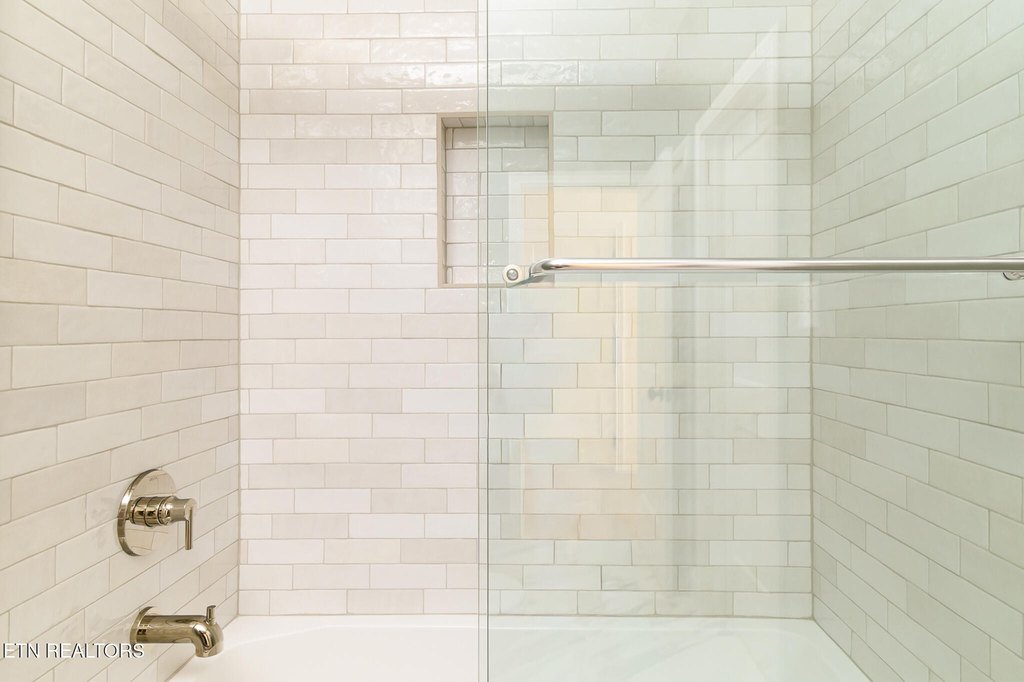 Clinton, Tennessee, 37716, United States, 3 Bedrooms Bedrooms, ,3 BathroomsBathrooms,Residential,Forsale,1999454